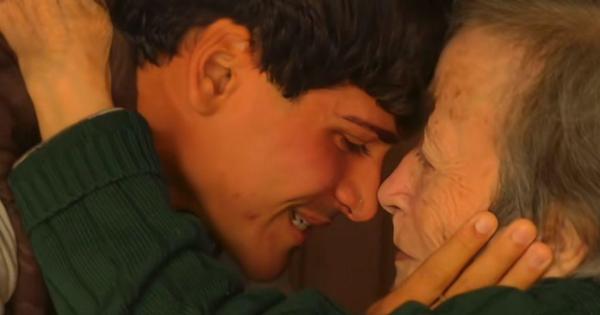 «Dios me permitió volver a verte»: El emotivo reencuentro de un joven que trabaja en Mallorca con su abuela en Argentina