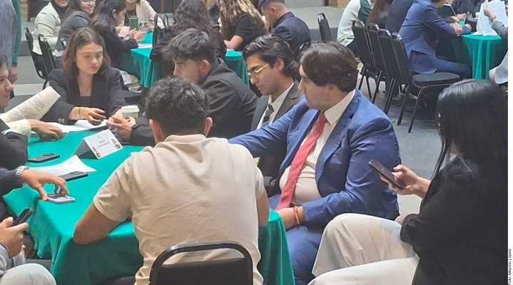 Participa hijo de AMLO en parlamento juvenil