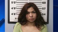 Arrestan a joven por presuntamente escupir a oficial y tornarse violenta