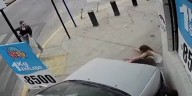 Impactante video: un joven perdió el control del auto y atropelló a dos hermanas de 7 y 11 años