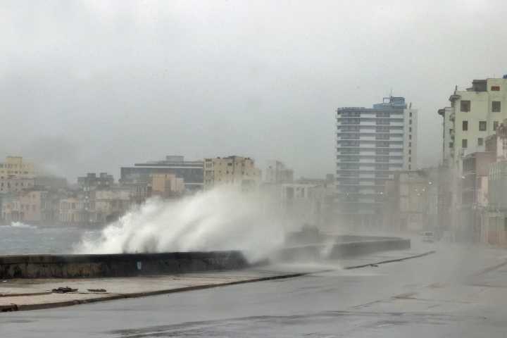 Cuba decreta fase de “alarma” en provincias orientales por el huracán Melissa