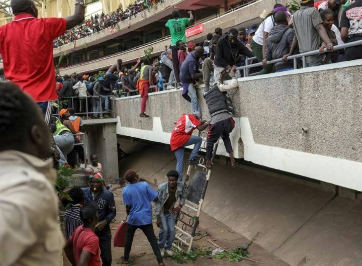 Chaos as security forces fire on mourners for Kenyan opposition leader