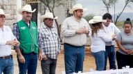 Rehabilitan tanque en Hipólito; promete Tomás Gutiérrez iluminación en ejido