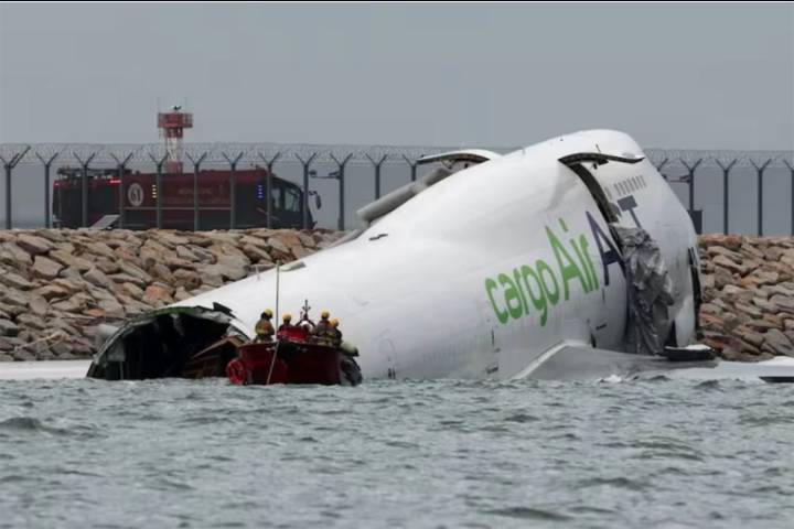 Un avión se salió de la pista, cayó al mar y murieron dos personas
