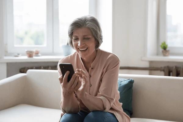 Personas que utilizan el celular a mayor edad tienen mejor salud mental