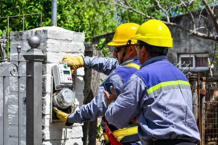 Enersa inició la instalación de medidores inteligentes en Aldea Brasilera