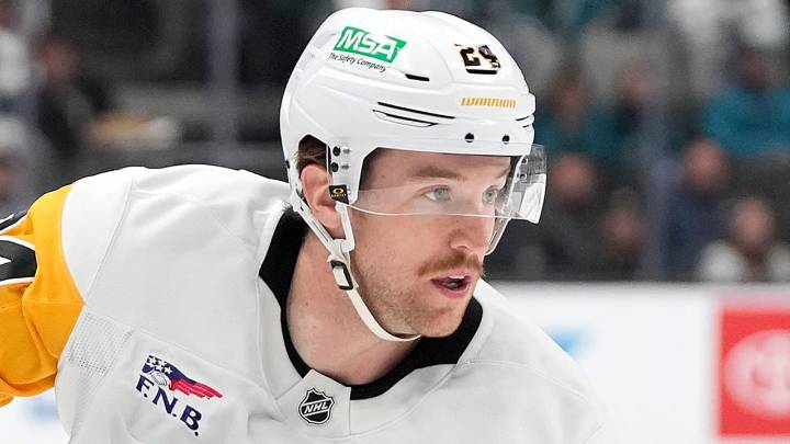 Grzelcyk signs 1-year, $1 million contract with Blackhawks