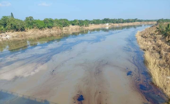 Pemex mantiene "intensas" labores de limpieza, contención y remediación por el derrame de hidrocarburos en Veracruz