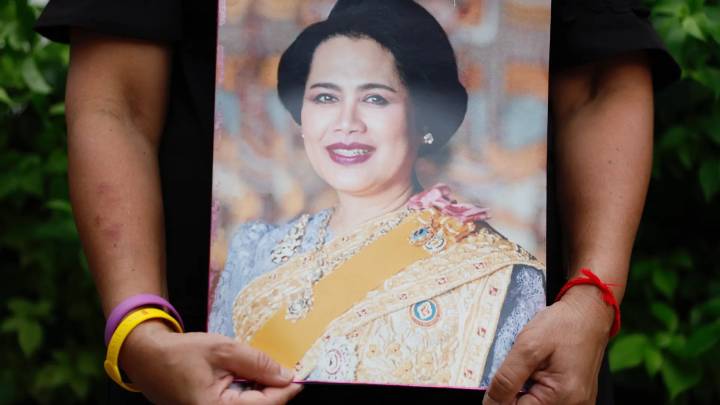 Muere la reina madre Sirikit: la glamourosa y combativa "madre de los tailandeses"