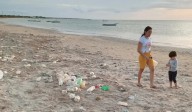 Vecinos de Robledal sanean su playa luego de afectación por mar de fondo