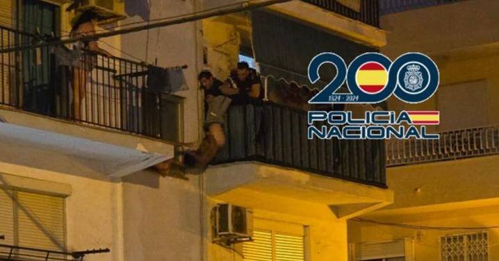 Dos policías salvan la vida a un hombre sujetándolo en un balcón en Torre del Mar