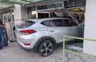 Confunde el freno con el acelerador... ¡y se mete con todo a una tienda!