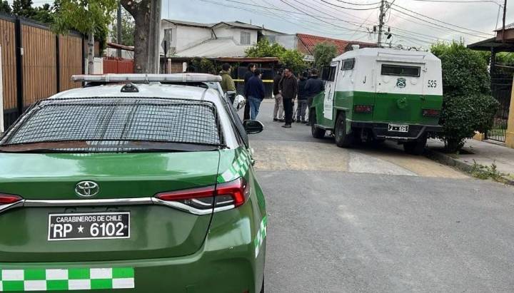 Violento turbazo a casa en San Joaquín: delincuentes golpean a familia y escapan con auto