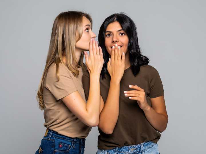 Por qué contar chismes nos hace más inteligentes, según la ciencia