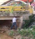 Orinan frente a colegio en San Pedro de los Altos: vecinos exigen sanciones