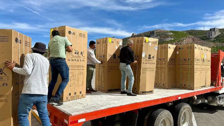 Empresarios donan más de 100 refrigeradores a familias afectadas en la Huasteca