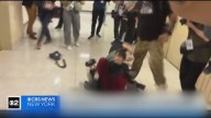 Golpeados mientras hacían su trabajo: así ataca el ICE a los periodistas fuera del tribunal de migración de Nueva York