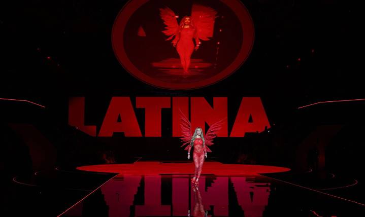 Karol G desfila y canta en el Victoria’s Secret Fashion Show 2025