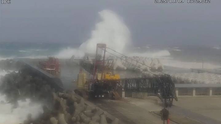 Typhoon hits Japanese islands south of Tokyo with heavy rain