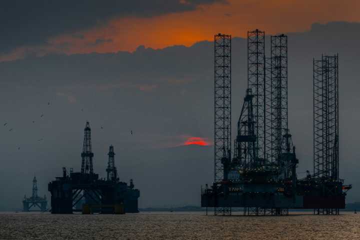 Llevamos décadas hablando del "fin del petróleo": en 2026 habrá tanto que no tendremos literalmente dónde meterlo