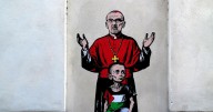 Aparece un mural sobre el cardenal Pizzaballa y un niño desnutrido de Gaza en el palacio arzobispal de Milán