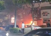 Un auto explotó en el centro de Guayaquil y un hombre que lo estaba grabando murió alcanzado por el estallido