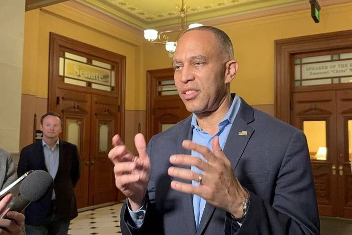 U.S. House Minority Leader Jeffries accelerates Illinois redistricting push