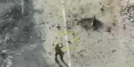 El impactante momento en el que un drone ruso asesina a un soldado de su propio ejército que intentaba rendirse en Ucrania