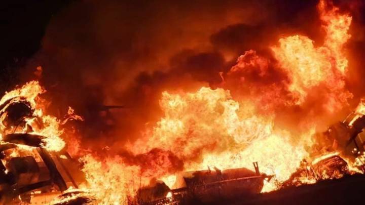 Tráiler cargado de alimento para ganado termina en llamas tras volcarse en carretera Gómez Palacio