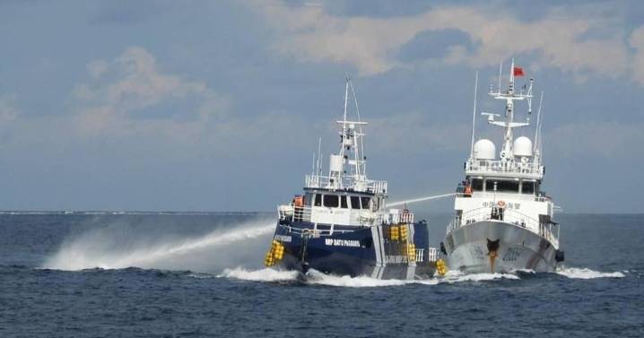 La guardia costera china embiste y daña un barco filipino en el mar de China Meridional