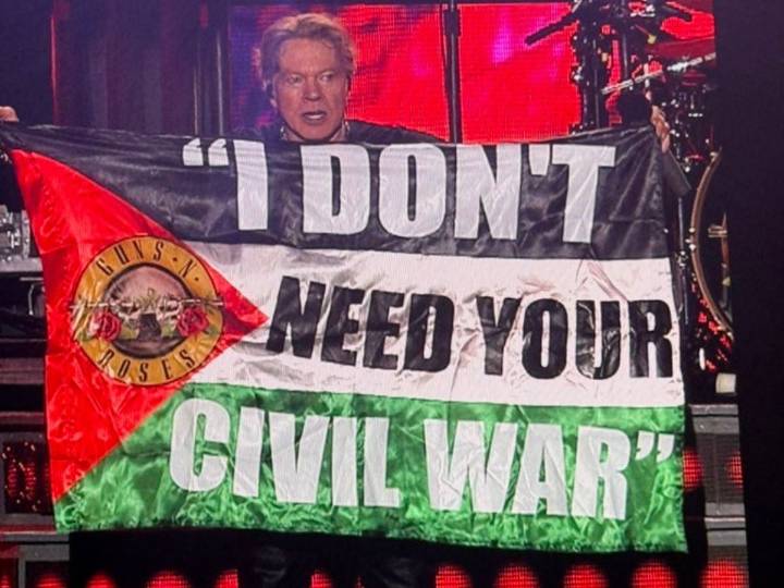 Axl Rose muestra bandera palestina en concierto de Bogotá y causa impacto