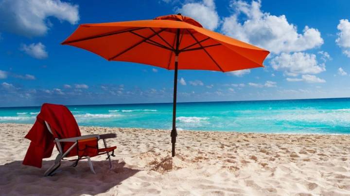 Adiós a la sombrilla en la playa: la tendencia práctica y económica para protegerse del sol en vacaciones