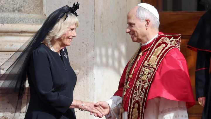¿Por qué Camilla Parker vistió de negro durante su visita al Papa? El significado de su controversial atuendo