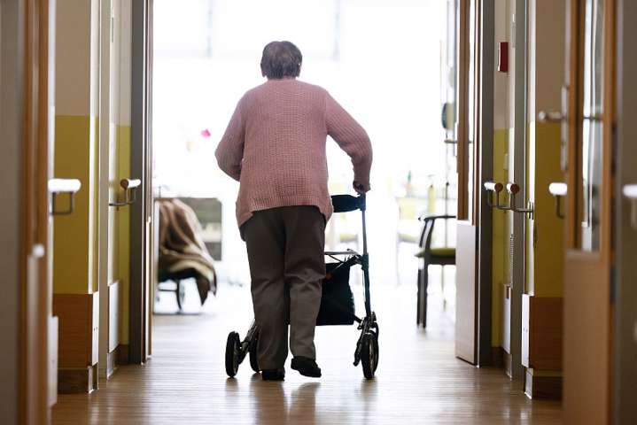 Dear Annie: Is it my place to tell MIL’s feuding daughters that she’s now in a nursing home?