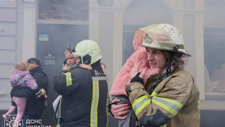 A major Russian drone and missile attack on Ukraine kills at least 6 people, officials say