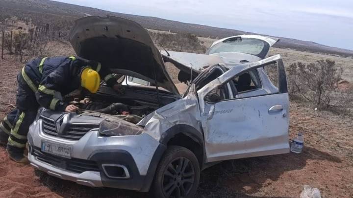 Dos personas resultaron heridas por el vuelco de un auto en la Ruta 237