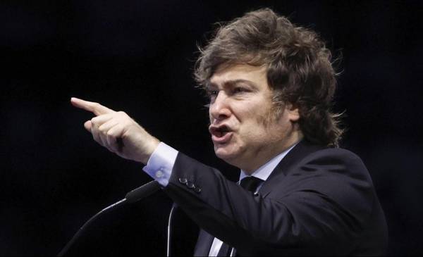 Milei se burló de la crisis económica y pidió que la sociedad se "pele el traste"