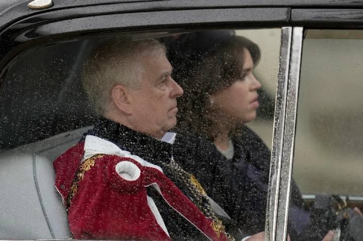 Enfrenta realeza y gobierno inglés presión para quitar título al Principe Andrés