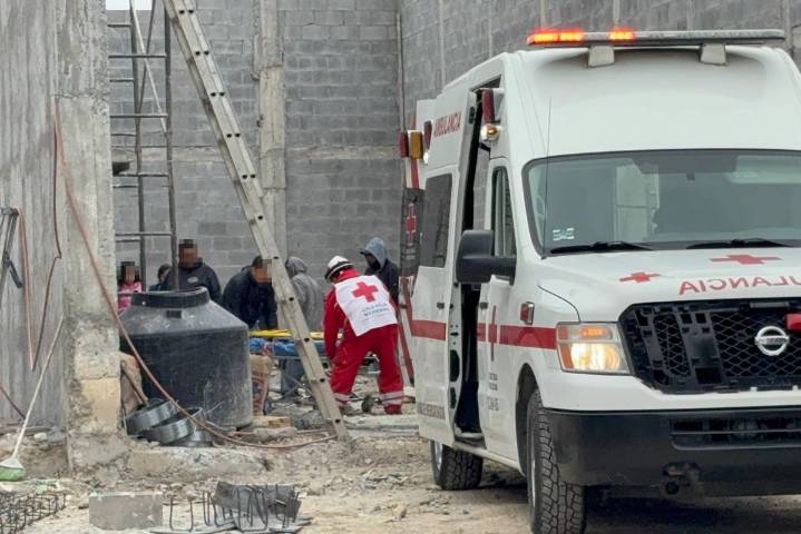 Cae albañil de 68 años de un andamio y es trasladado delicado a un hospital, en Saltillo