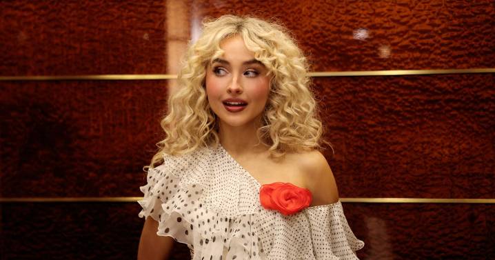 Sabrina Carpenter Cursed Twice During Her 'SNL' Performance