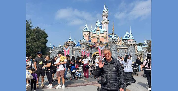 Napoleón cumple su sueño en Disneyland a los 74 años
