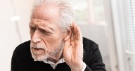 La pérdida auditiva está vinculada con problemas cognitivos y de equilibrio en adultos mayores
