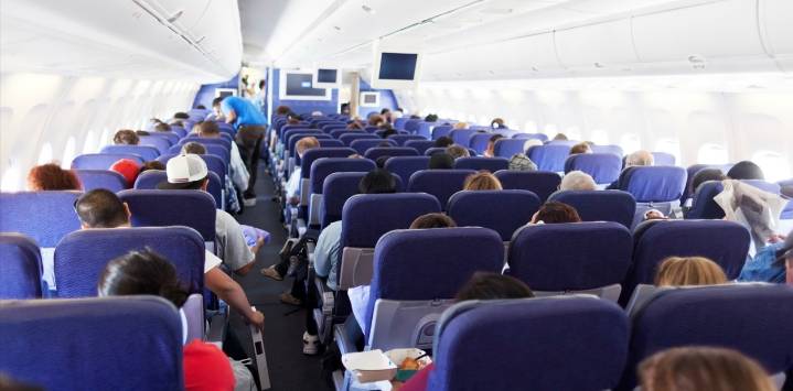 Un avión tuvo que aterrizar de emergencia porque un pasajero apuñaló a dos adolescentes en pleno vuelo