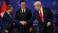 Trump preside la firma del pacto de paz en Kuala Lumpur y logra un frágil entendimiento con Xi Jinping