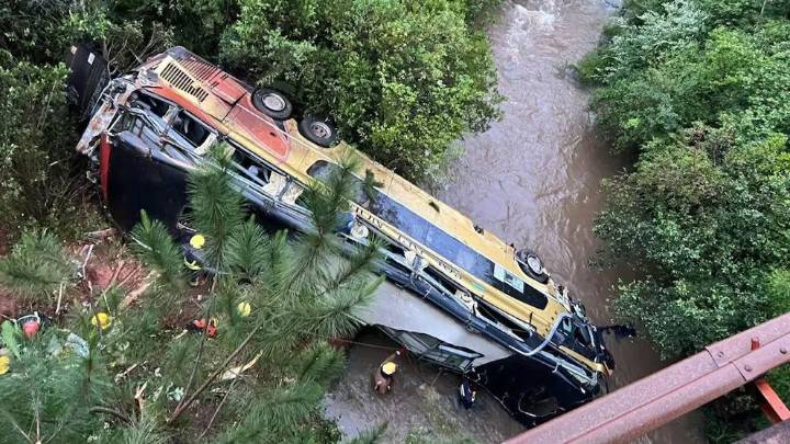 Tragedia en Misiones: un colectivo chocó a un auto, cayó a un arroyo y dejó al menos 2 muertos y 25 heridos