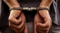 Policía de Laredo arresta a peligroso sujeto; se subió a robar a un camión de bomberos