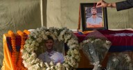 Cuerpo de nepalí tomado como rehén por Hamás es repatriado para su entierro