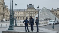 El Museo del Louvre reabre parcialmente mientras la Policía sigue buscando a los ladrones de las joyas