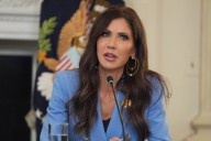 Kristi Noem acusa a funcionarios de “encubrir” el terrorismo en las calles de Portland