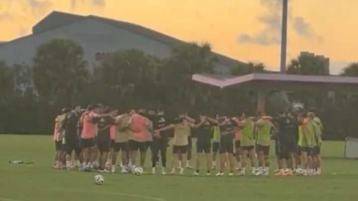 La selección argentina homenajeó a Miguel Ángel Russo con un minuto de silencio
